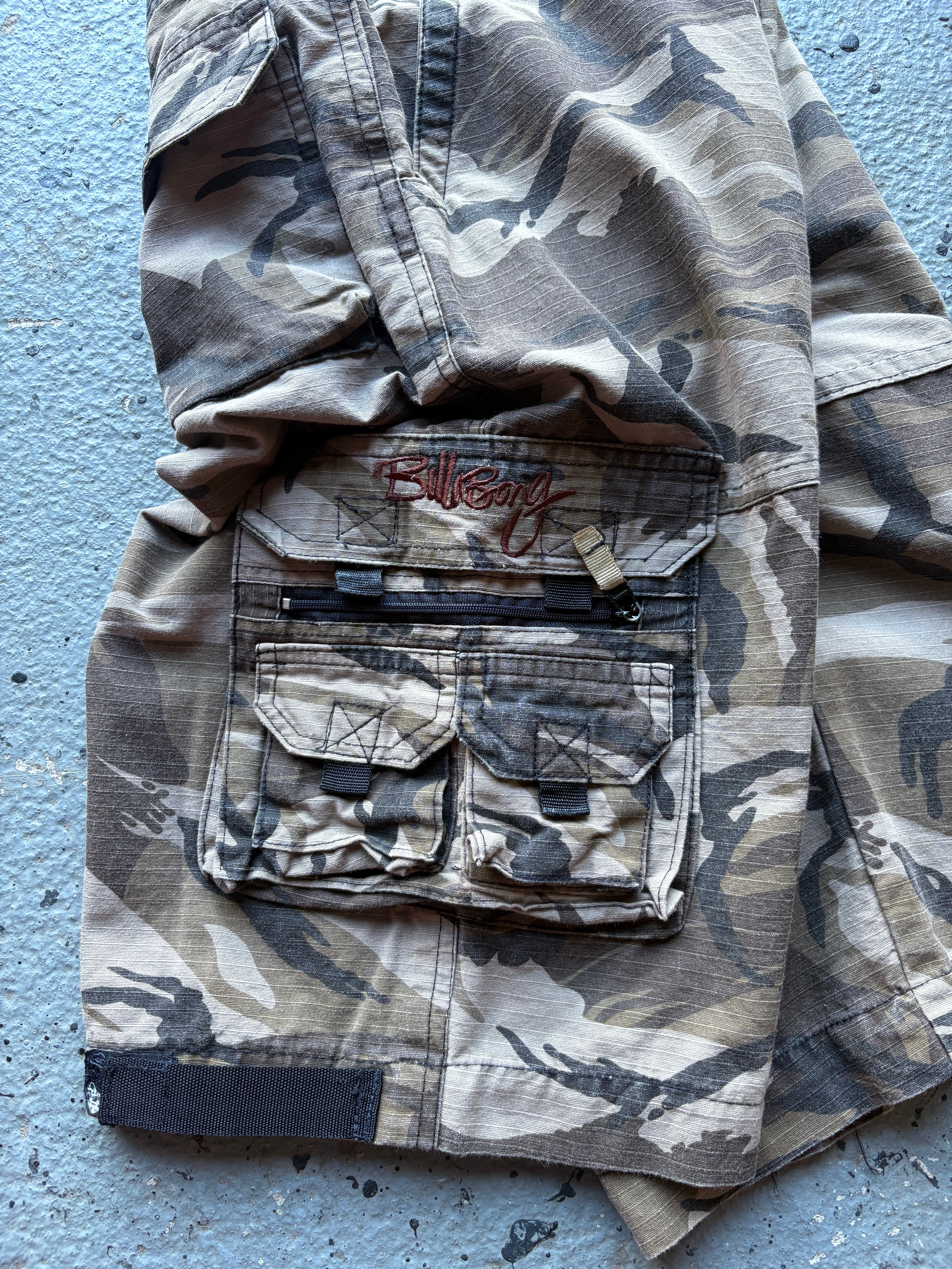 2000s Billabong Camouflage Cargo Shorts Baggy
