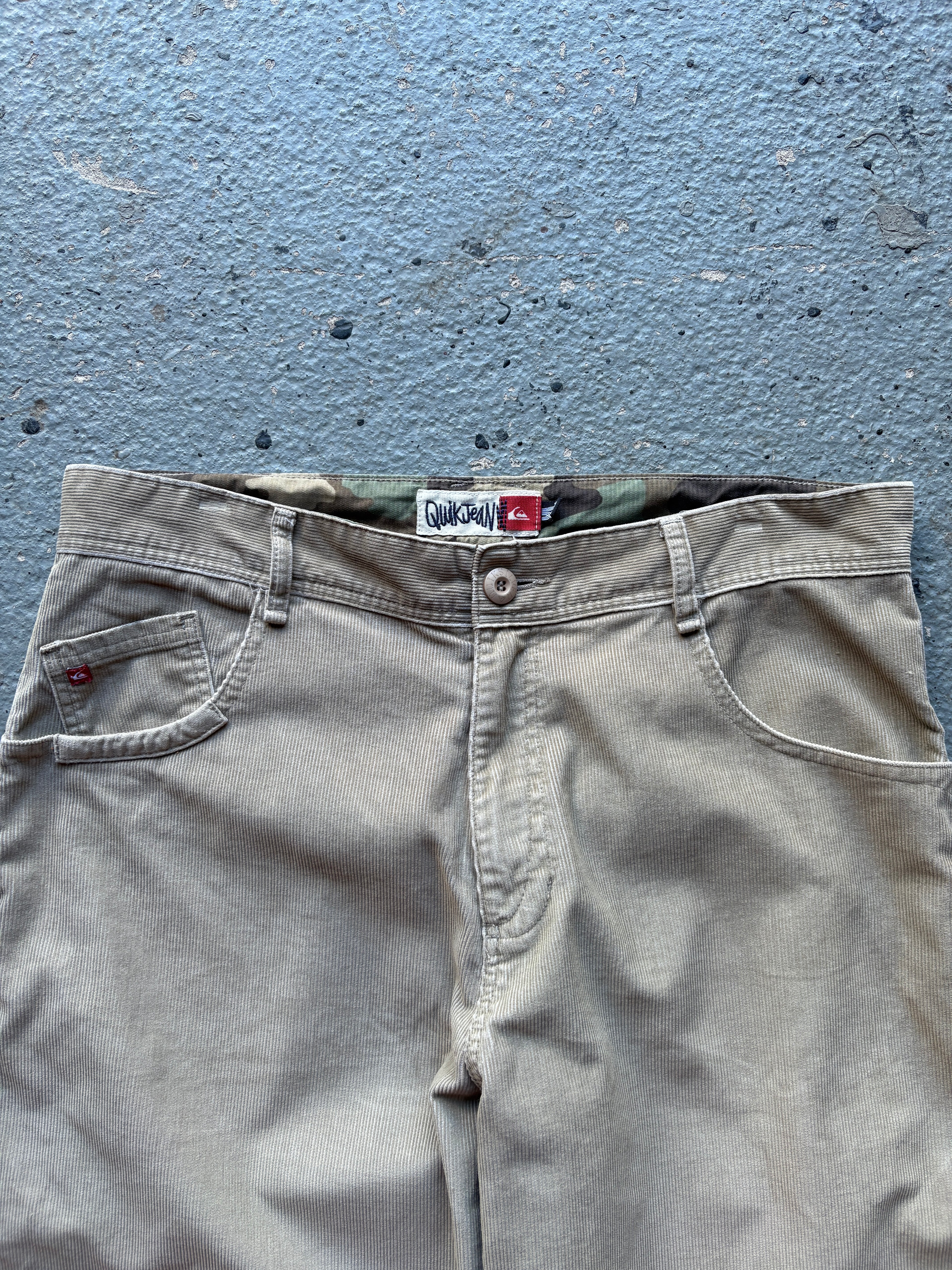 2000s Quiksilver Corduroy Baggy Shorts Beige Back Spellout