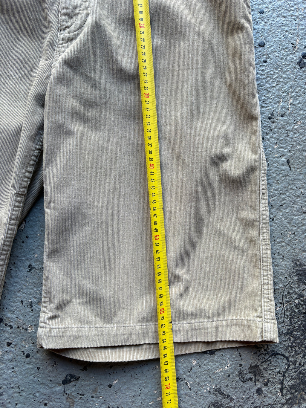 2000s Quiksilver Corduroy Baggy Shorts Beige Back Spellout