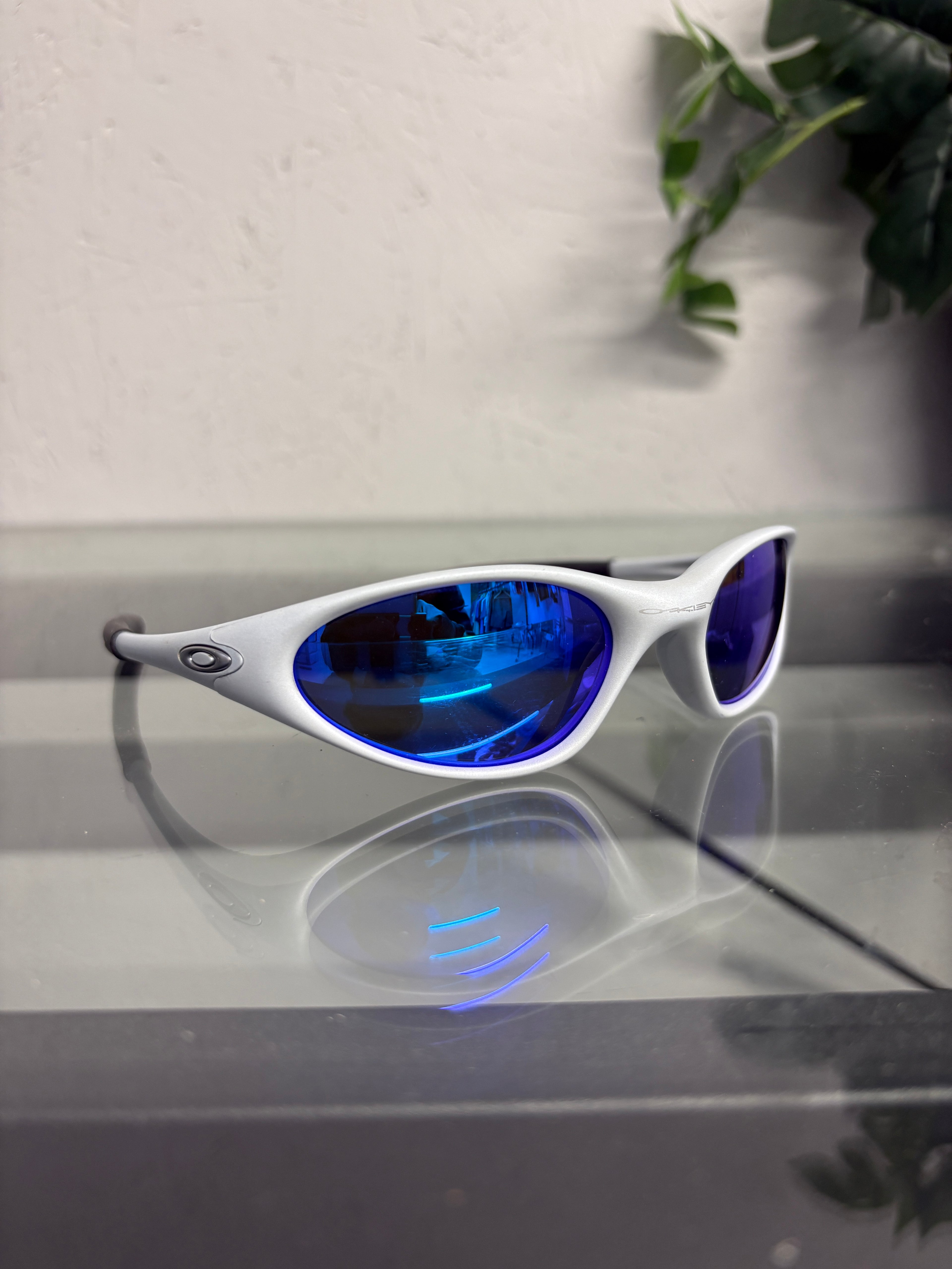 2000s Oakley Minute 1.0 Pearl White/Ice Iridium