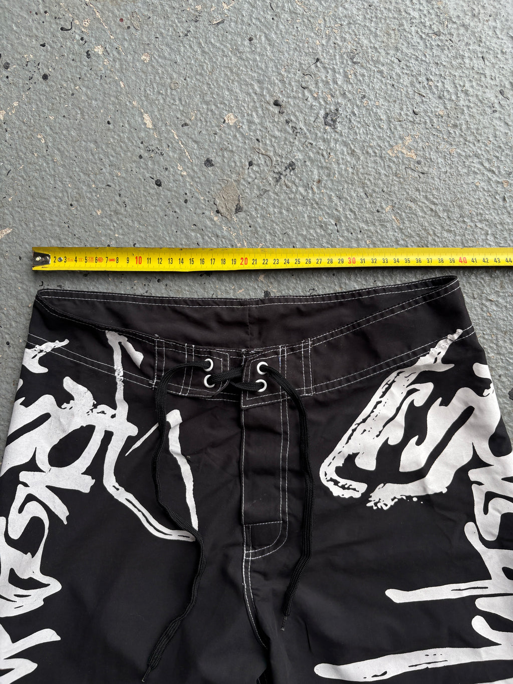 2000s Billabong Boards Shorts Black / White Spellout