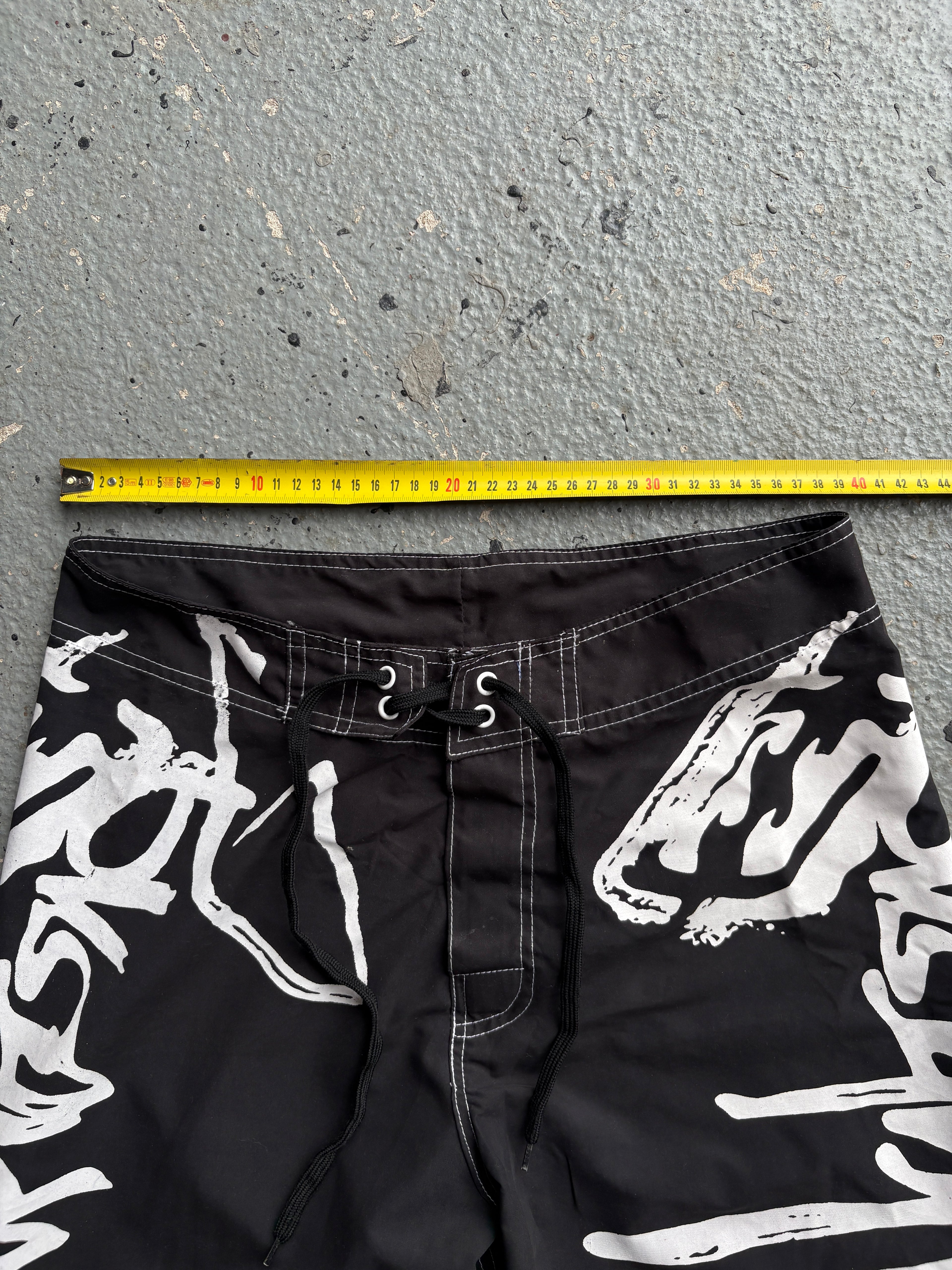 2000s Billabong Boards Shorts Black / White Spellout