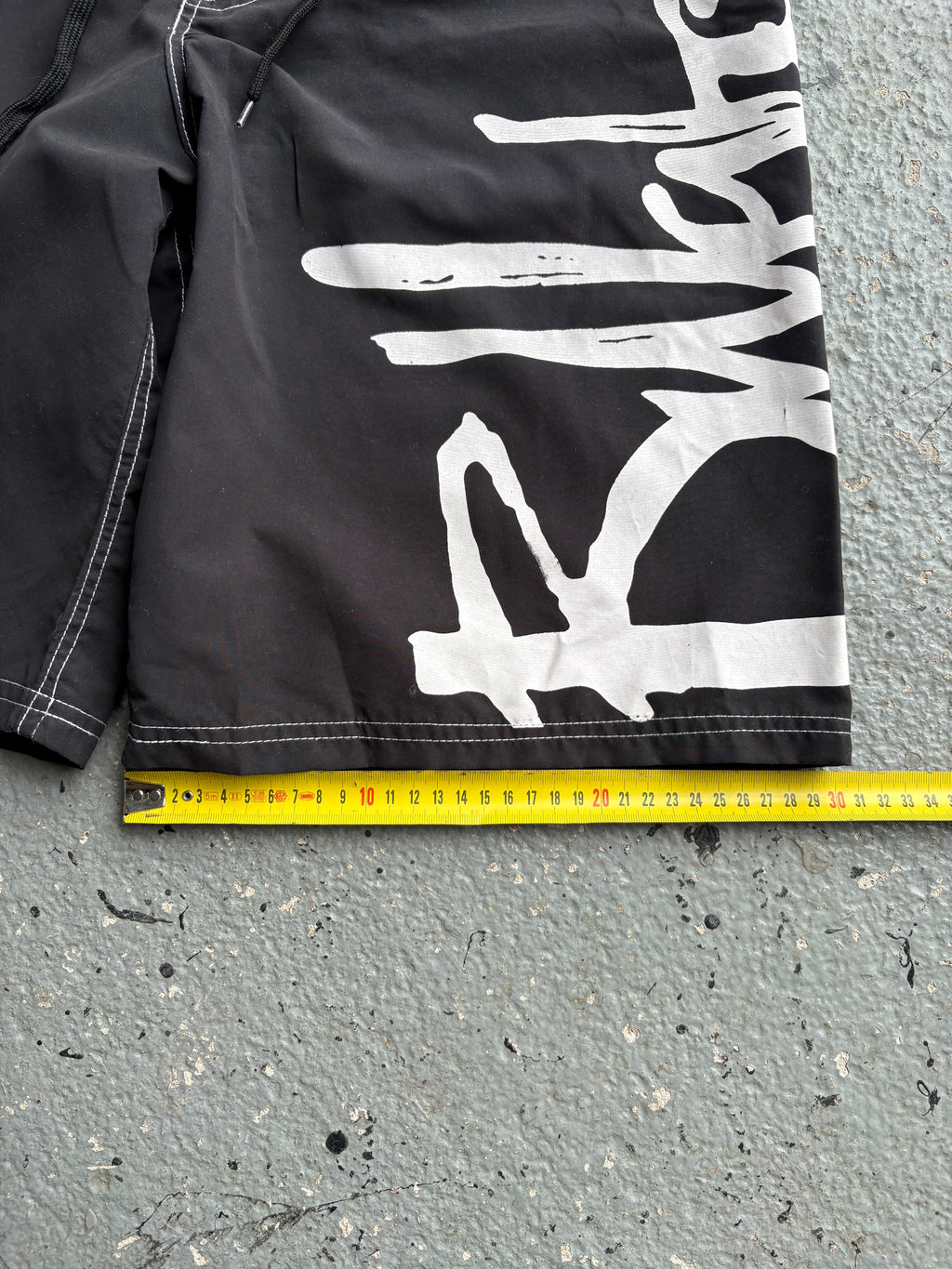 2000s Billabong Boards Shorts Black / White Spellout