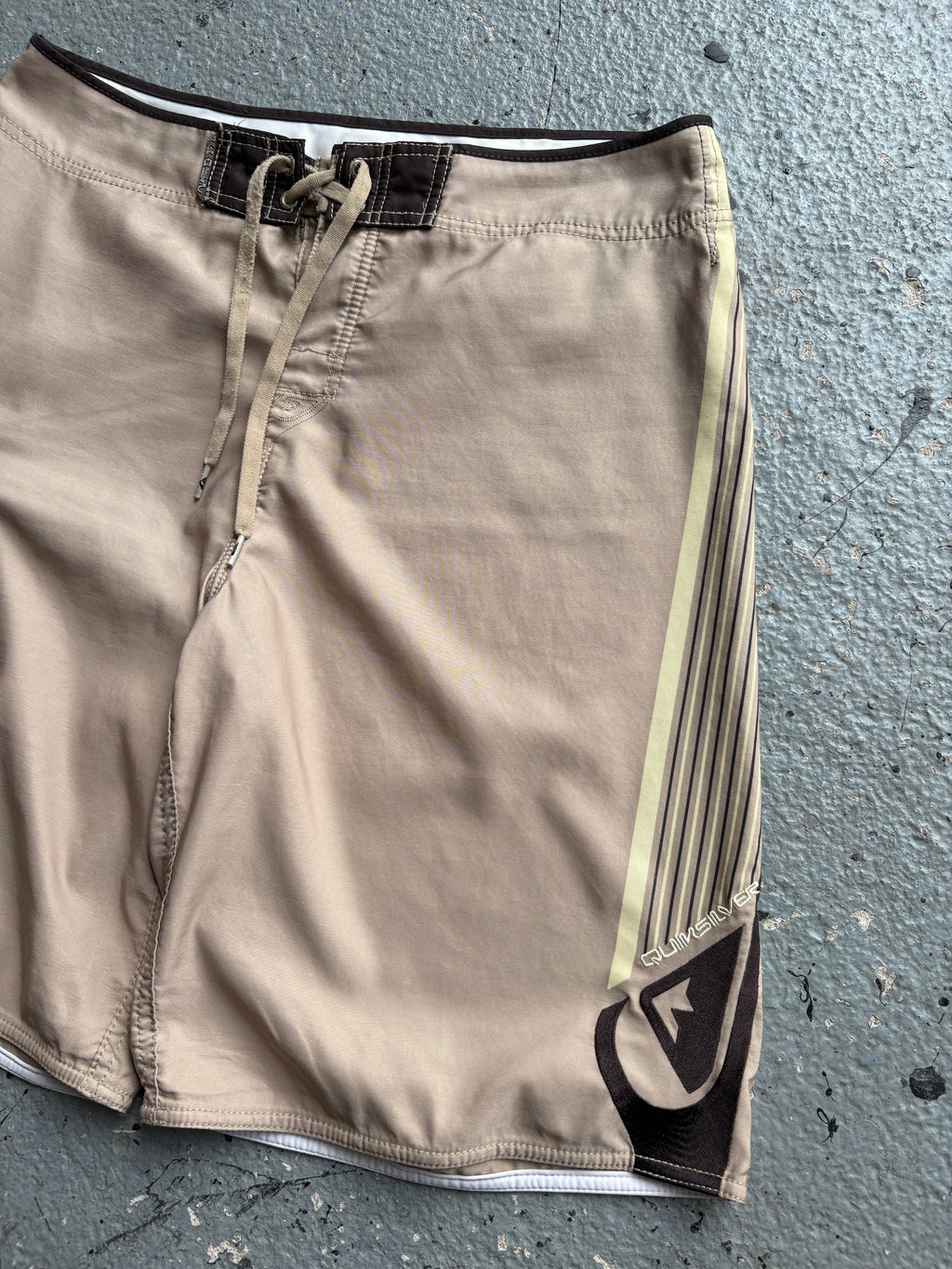 2000s Quiksilver Board Shorts Beige / Black