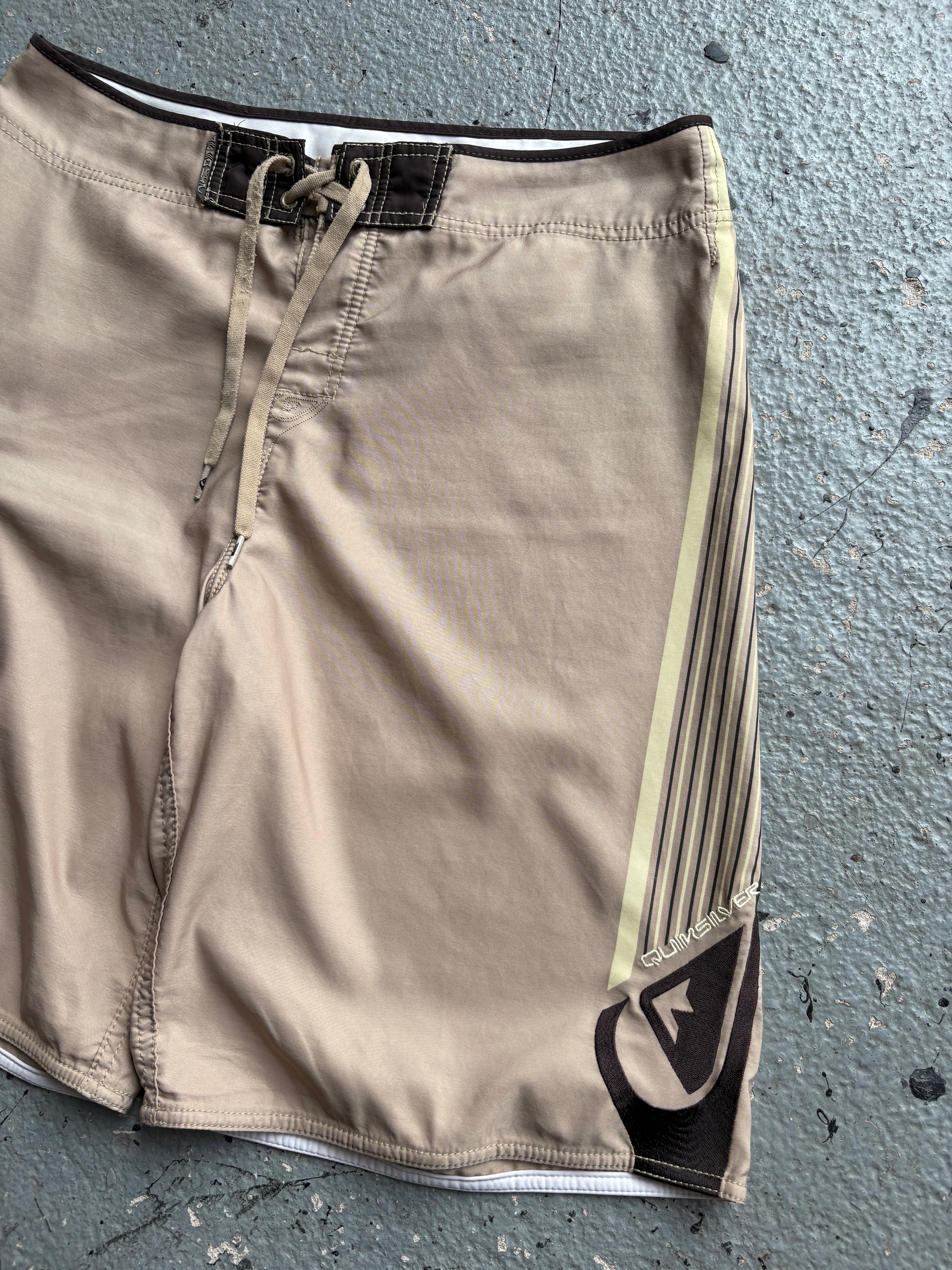 2000s Quiksilver Board Shorts Beige / Black