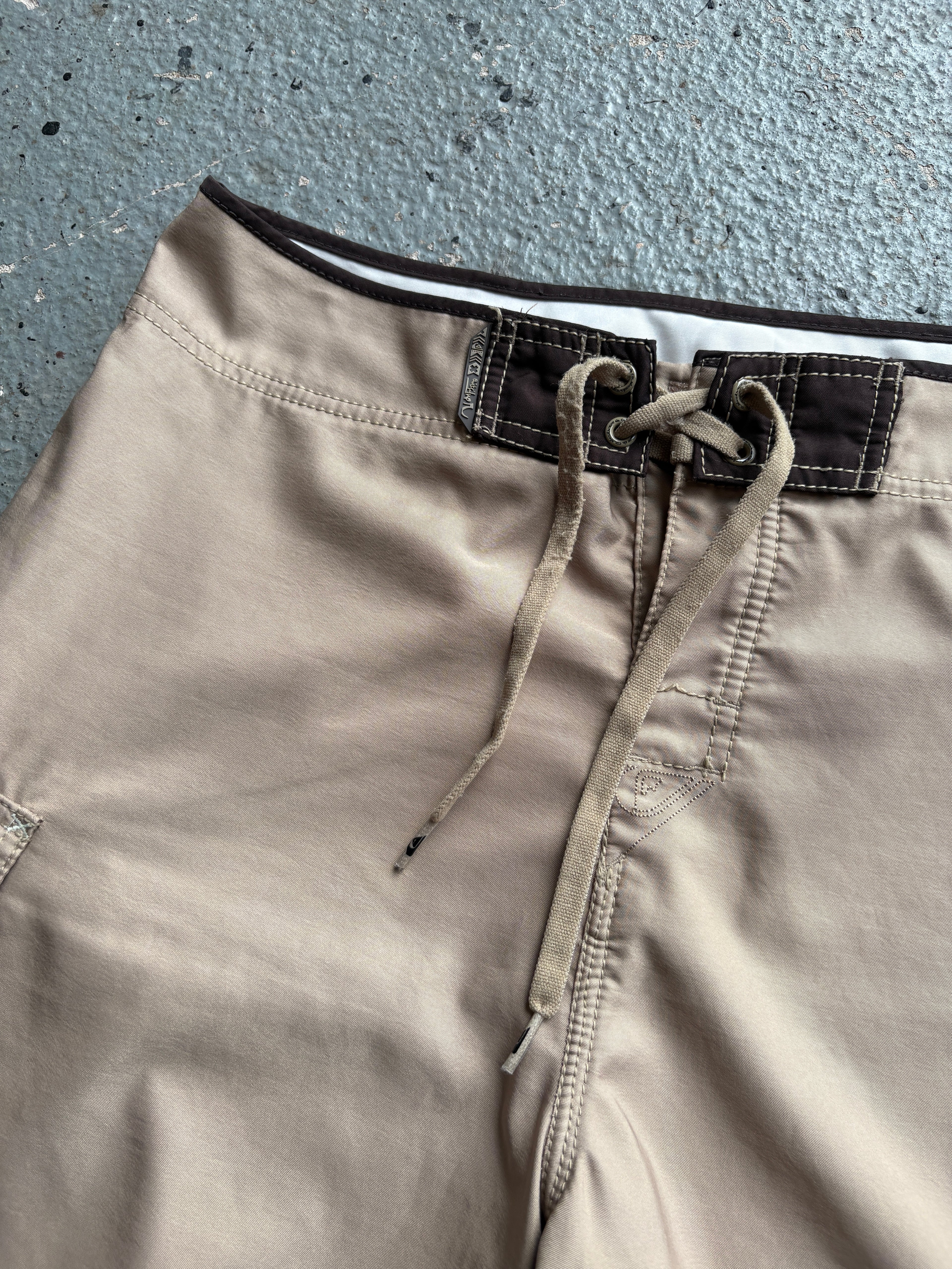 2000s Quiksilver Board Shorts Beige / Black
