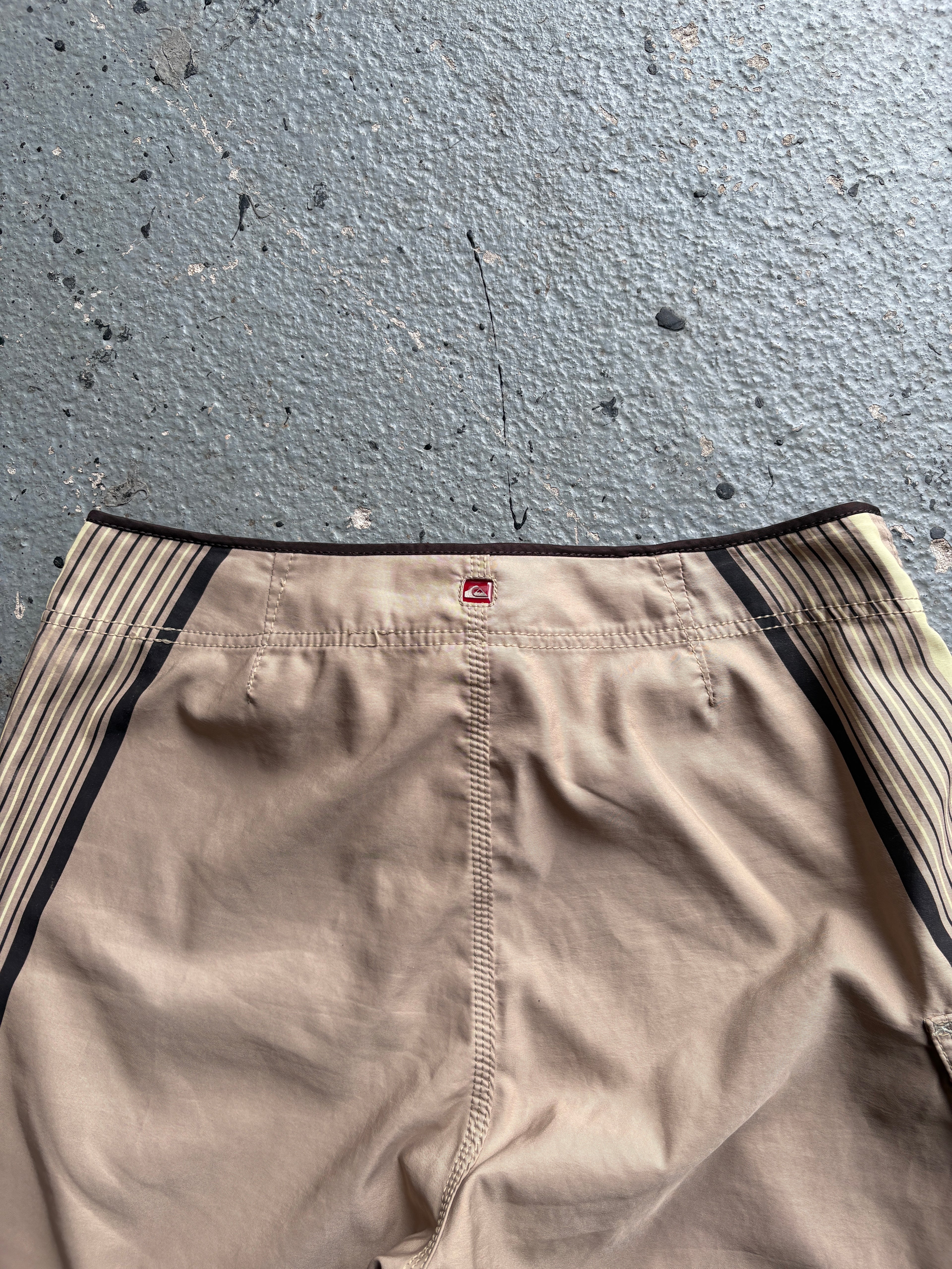 2000s Quiksilver Board Shorts Beige / Black