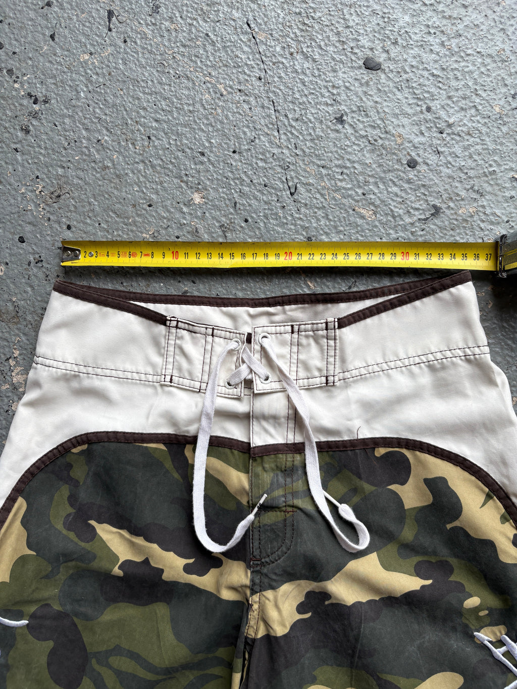 2000s Quiksilver Board Shorts Khaki / Camo Detail