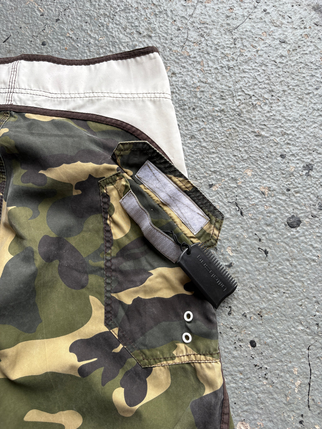 2000s Quiksilver Board Shorts Khaki / Camo Detail