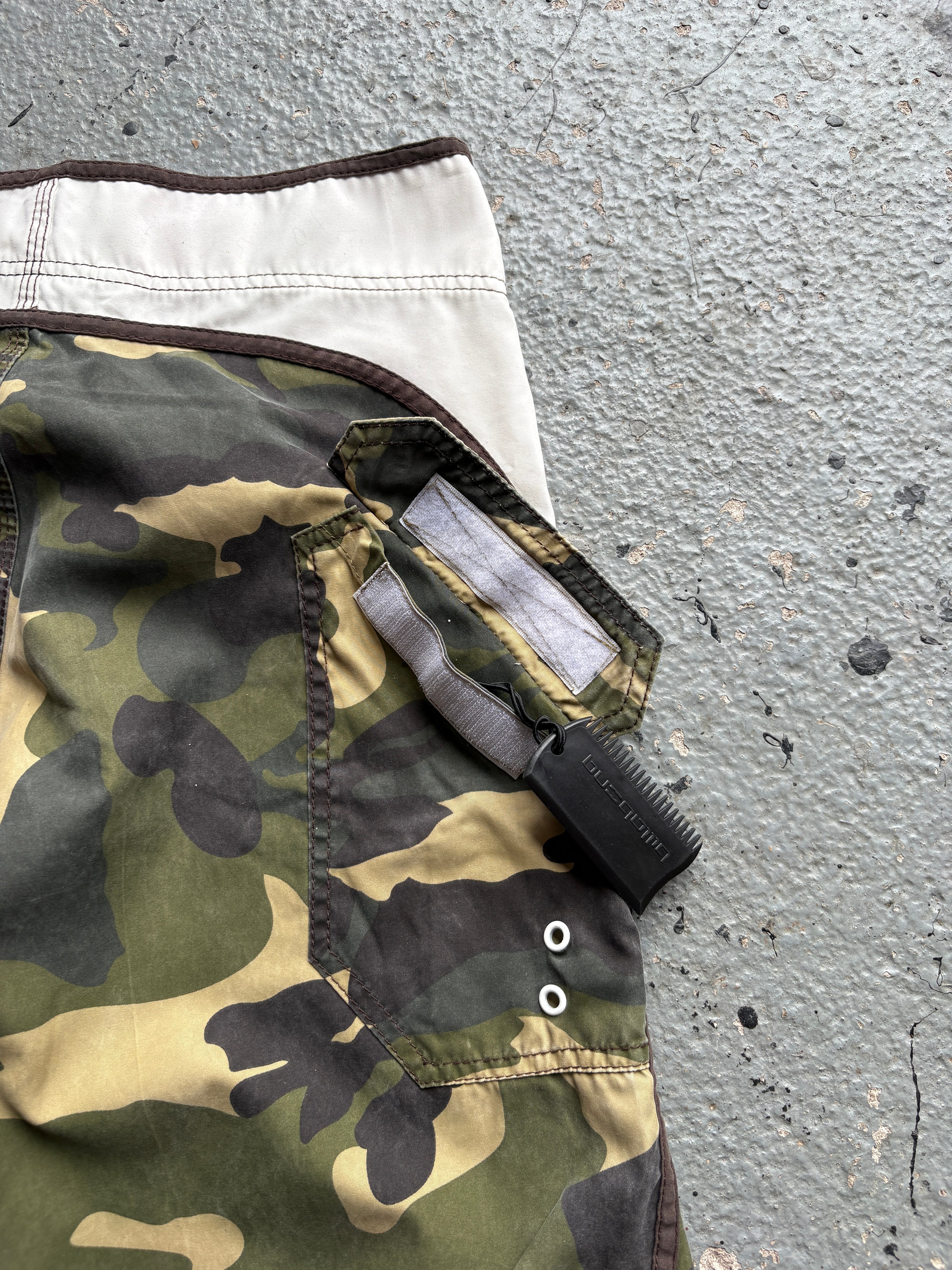 2000s Quiksilver Board Shorts Khaki / Camo Detail